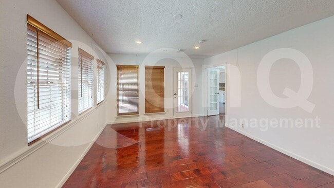 Building Photo - 217 Creekside Ln