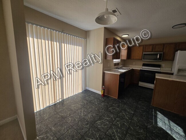 Building Photo - Spacious three bedroom home in the Northeast