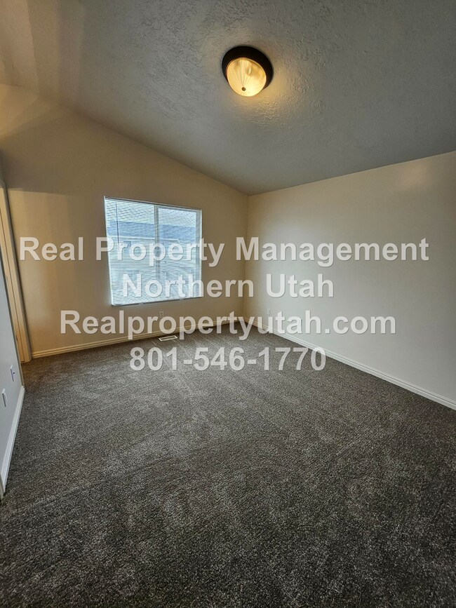 Building Photo - Beautiful 4 Bed 3 Bath Layton Home