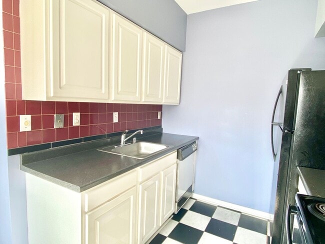Building Photo - City Living!  Very Spacious 1 Bed 1 Bath W...