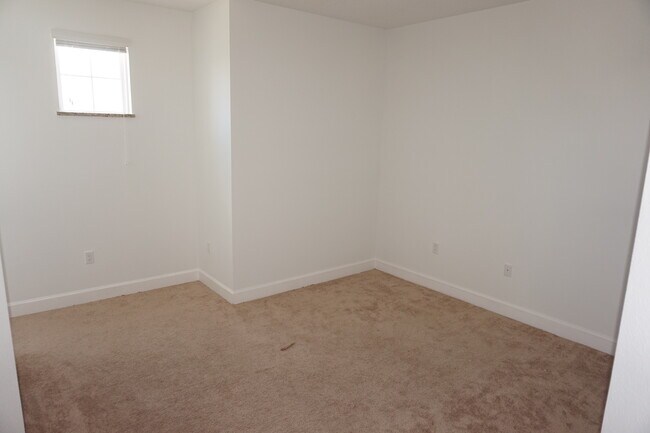 Building Photo - Spacious 3 Bed 3 Bath Townhome with Pool
