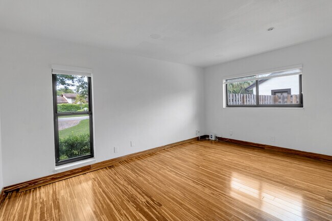 Building Photo - 13400 N Calusa Club Dr