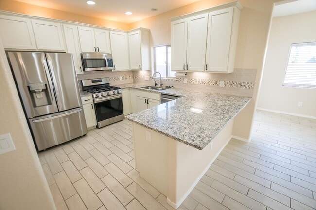 Building Photo - Stunning 2-Story Home in the Holiday Community!