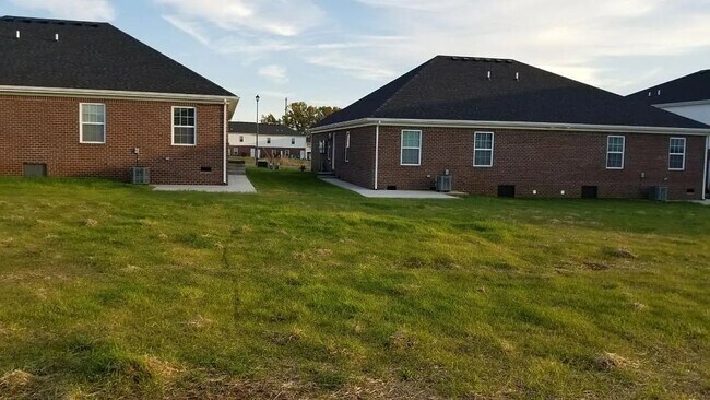 Building Photo - 733 Village Creek Dr