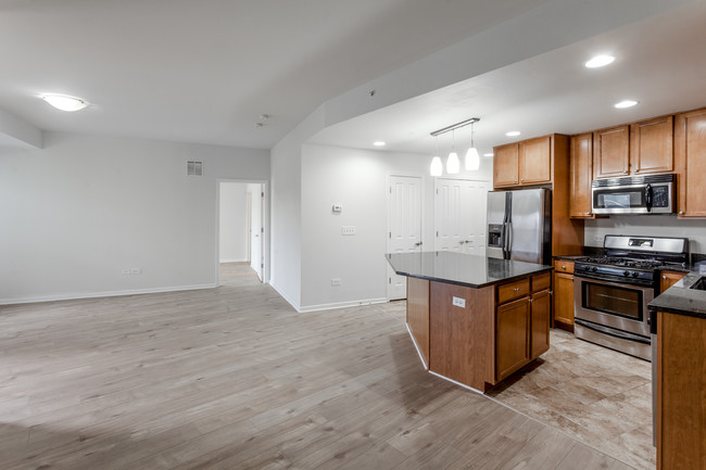 Building Photo - ReVerb Century Station Apt! (3200 S Oak Park)