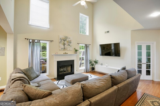 Building Photo - 1360 Silvergate Dr