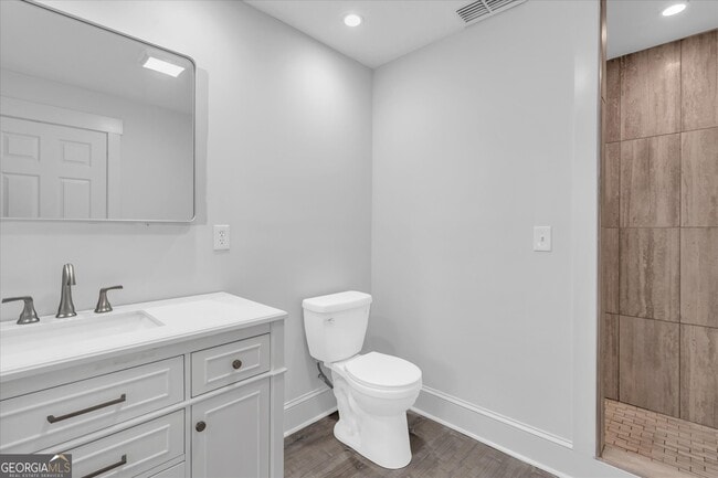 Building Photo - 713 N Lakeshore Dr