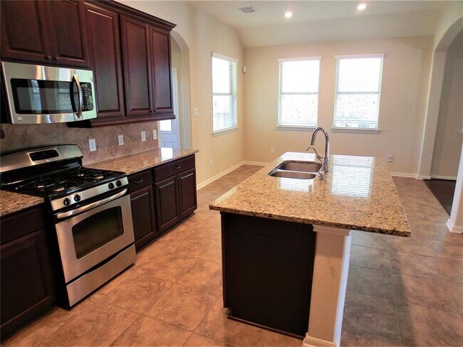 Building Photo - Discover comfort and convenience in this b...