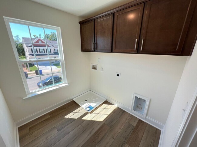 Building Photo - LIKE NEW 4 Bedroom Home w/ Ground Floor Be...