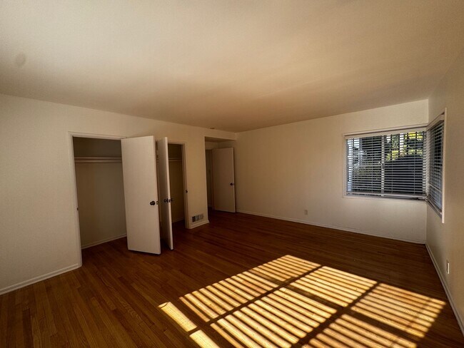 Building Photo - SPACIOUS 3 BEDROOM 2.5 BATH IN THE HEART OF LOS FELIZ