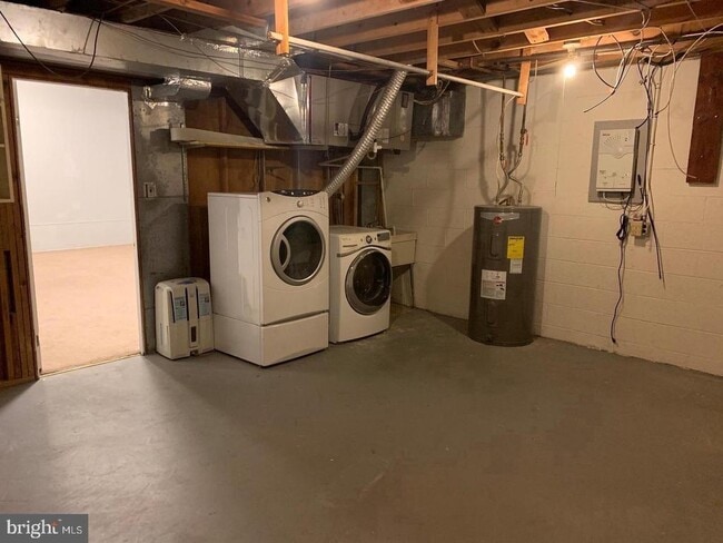 Building Photo - 107 Montrose Ave