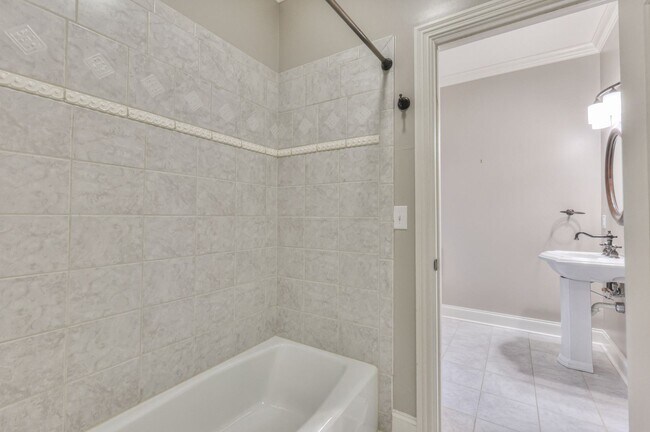 Building Photo - 4100A Oriole Pl