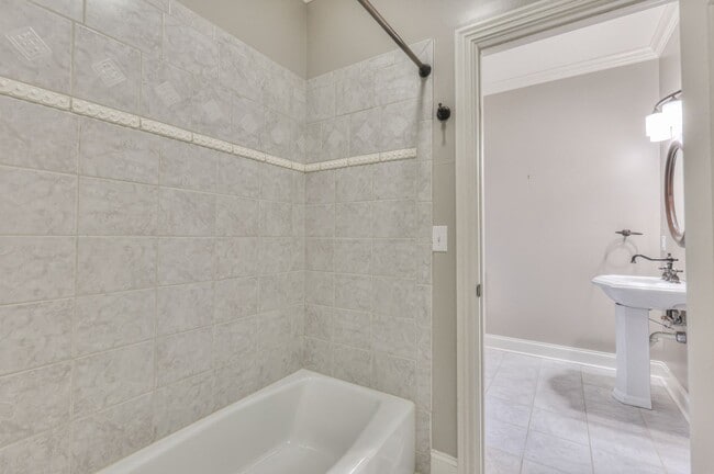 Building Photo - Stunning Executive Townhome in the Heart o...