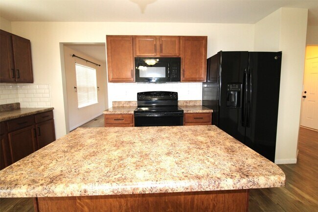 Building Photo - 221 Pecan Bluffs Dr