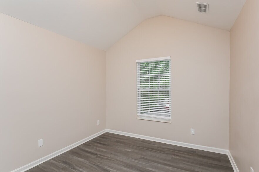 Building Photo - 600 Simonton Crest Dr SE