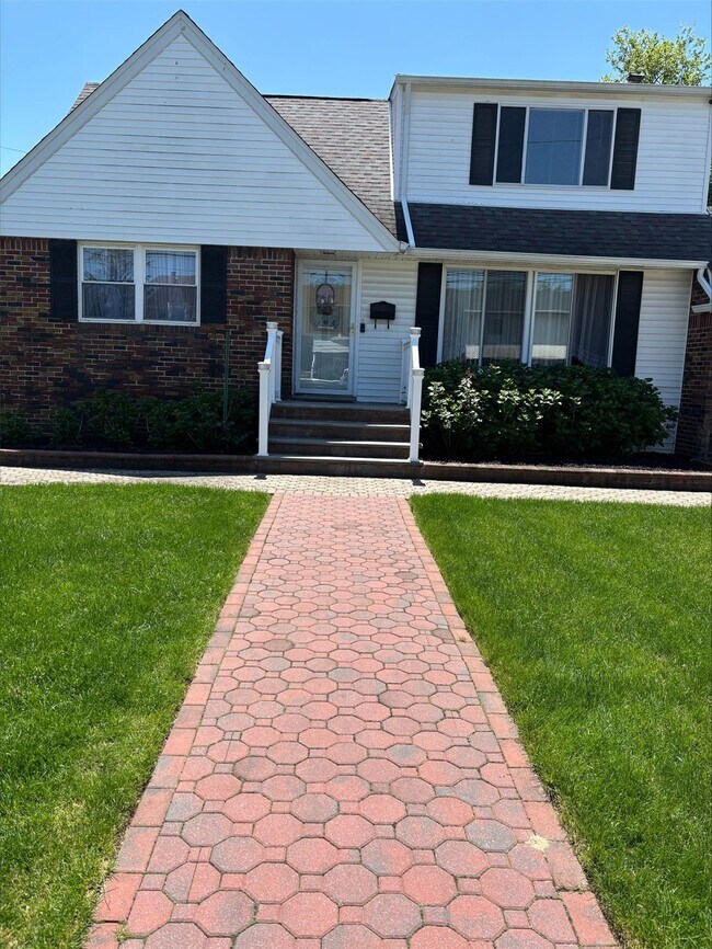 Primary Photo - 325 43rd St
