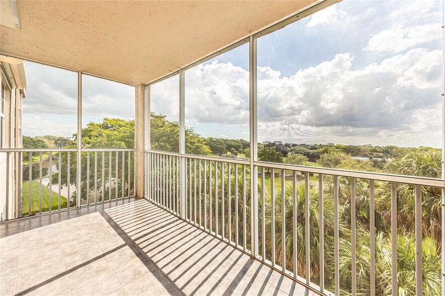 Building Photo - 250 Jacaranda Dr
