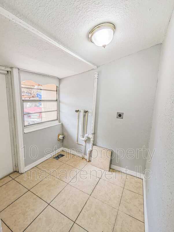 Building Photo - 2705 4th St S