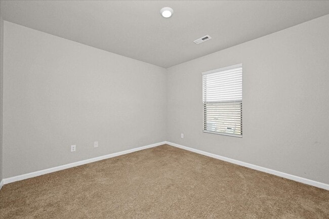 Building Photo - 4 Bedroom, 2 Bath