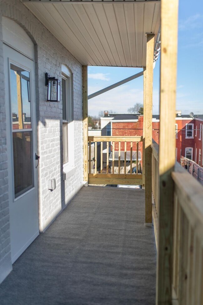 Building Photo - 617 E Chestnut St