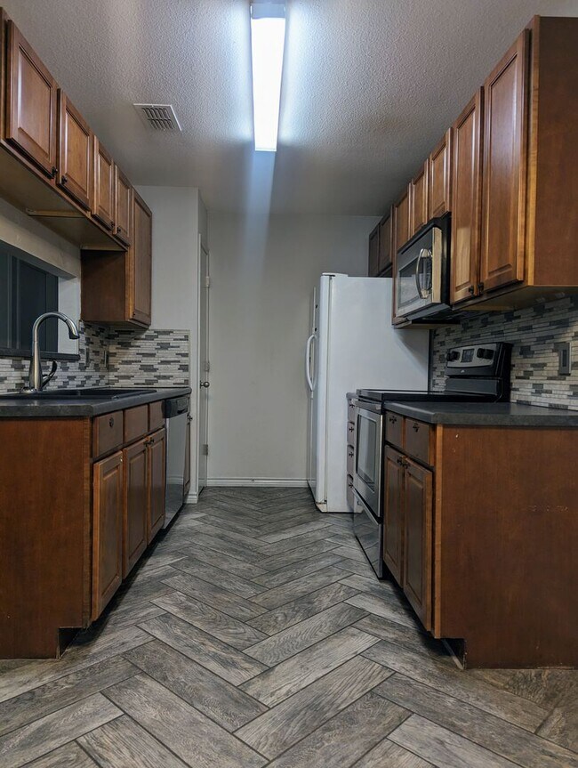 Building Photo - Modern Amenities & Ideal Location in Burle...