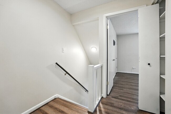 Building Photo - 1101 Surry Ln
