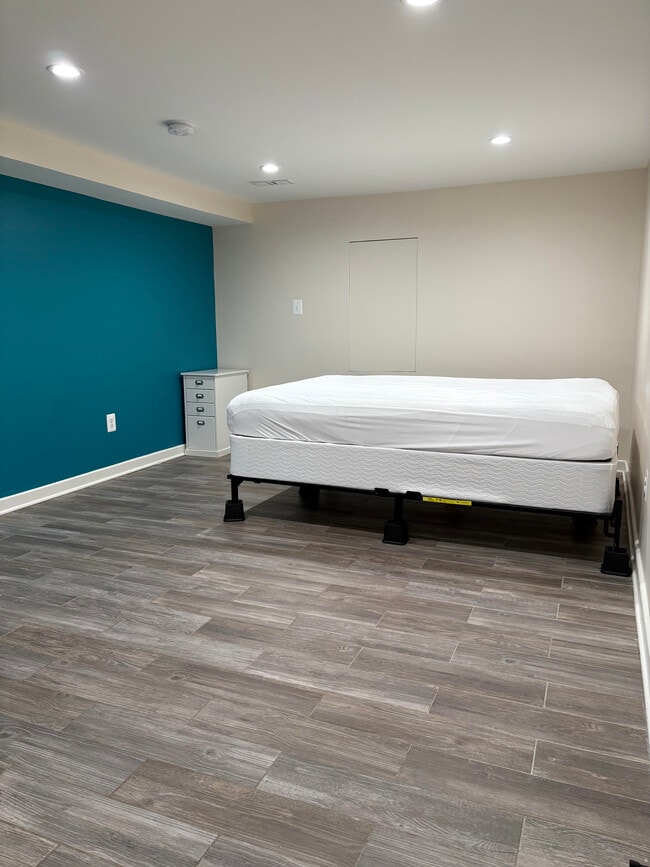 Building Photo - 2909 Tremont Ave