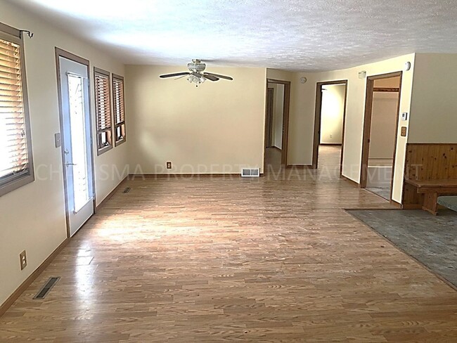 Building Photo - 4 BD, 2 BA HOUSE, HARDWOOD FLOORING THROUG...