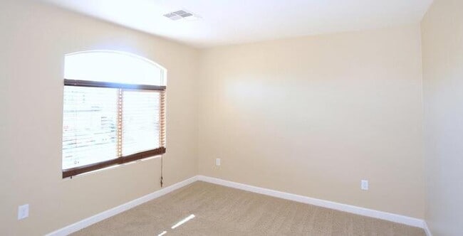 Building Photo - Amazing 2-Story Home