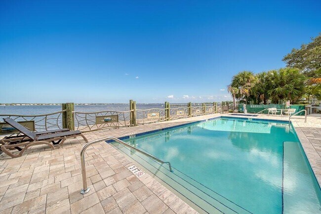 Building Photo - 41 SW Seminole St