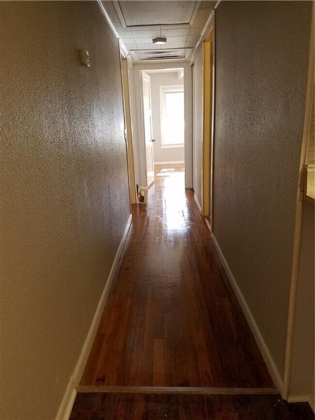 Building Photo - 4 bedroom 2 bath