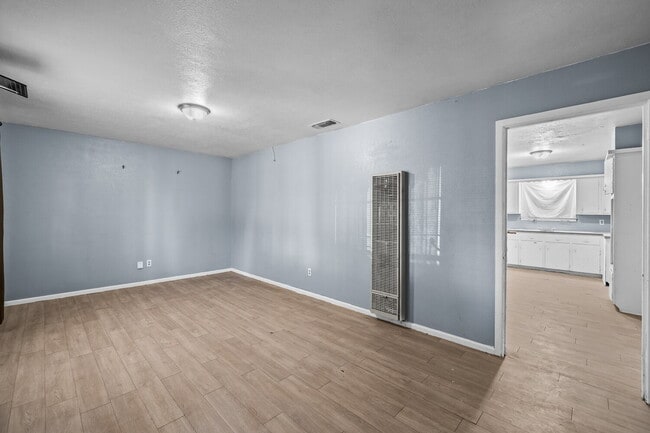 Building Photo - Large 3/2 with Access to Loop 289 and Idalou Highway