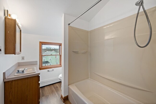 Building Photo - Spacious 4 Bedroom | 1.5 Bath | 1 Car Garage For Rent -Northampton PA