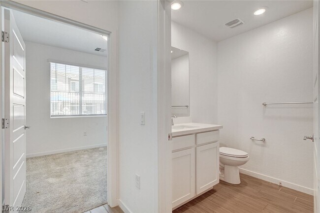 Building Photo - 5730 Sky Pointe Dr
