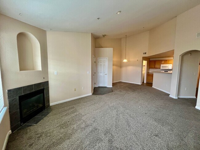 Building Photo - Very nice 2 bed 2 full bath on top floor n...