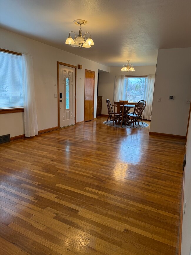 Building Photo - 181 W Custer Ave