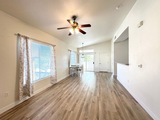 Building Photo - 2305 W Horizon Ridge Pkwy
