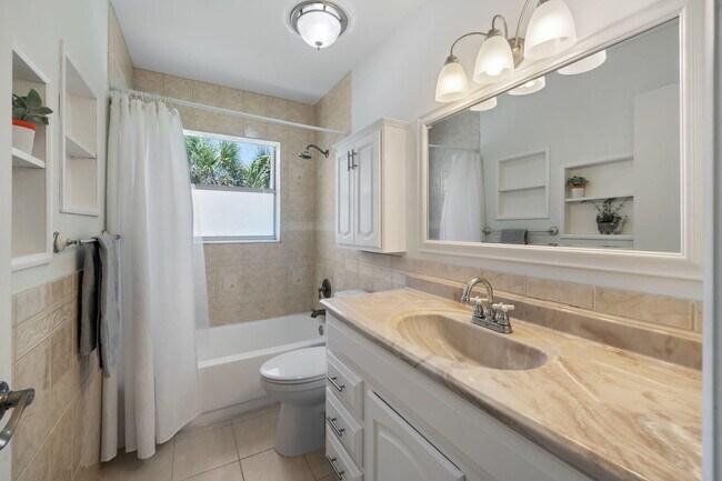 Building Photo - 1527 S Club Dr