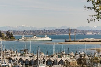 Building Photo - Bainbridge Island Waterfront Home with Incredible Views