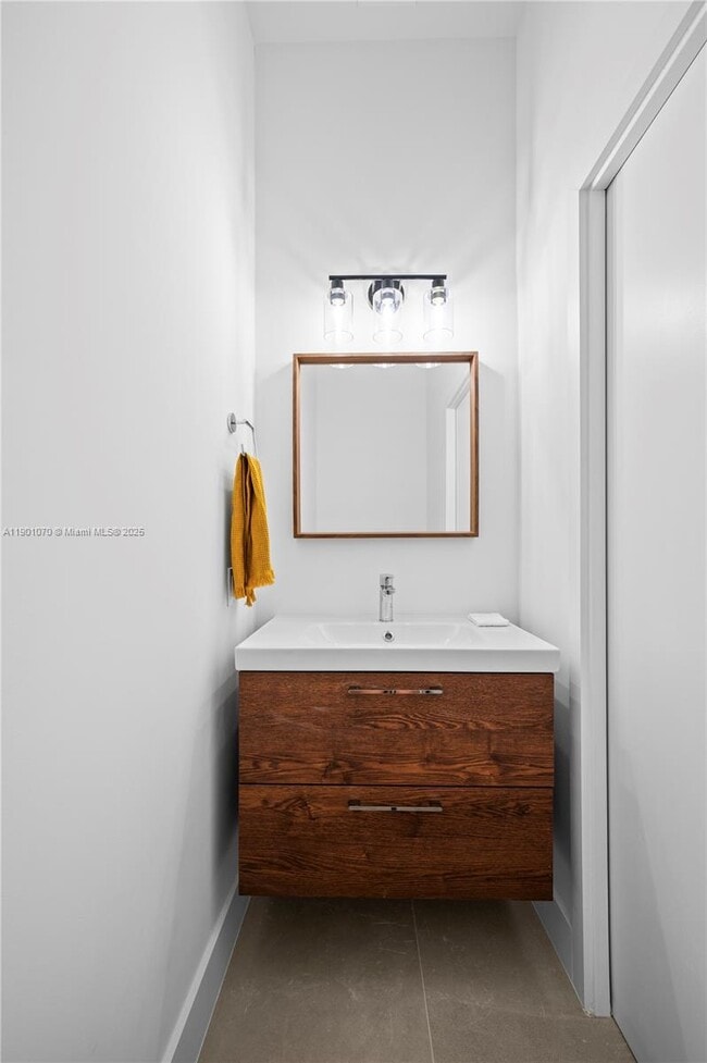 Building Photo - 1041 W Lakewood Rd