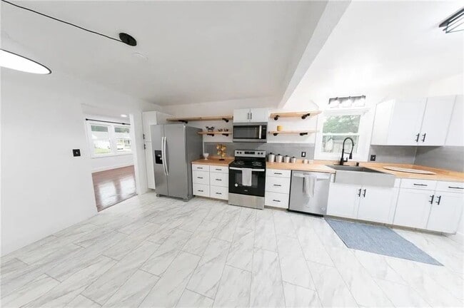 Building Photo - 406 7th St Terrace