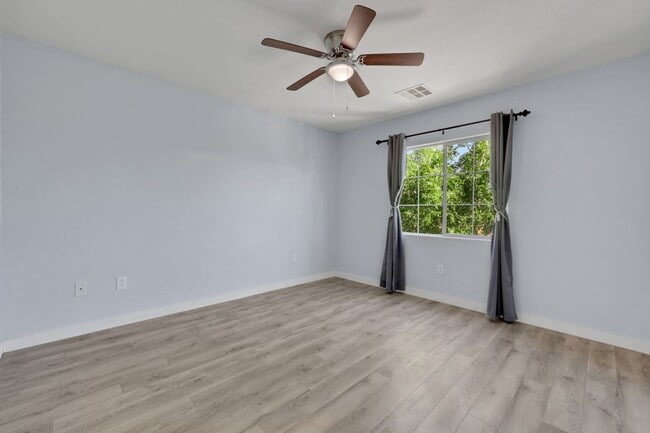 Building Photo - Updated Two-Story 3 bed/2.5 bath Home with Open Kitchen, Attached 1 Car Garage & Modern Flooring ...