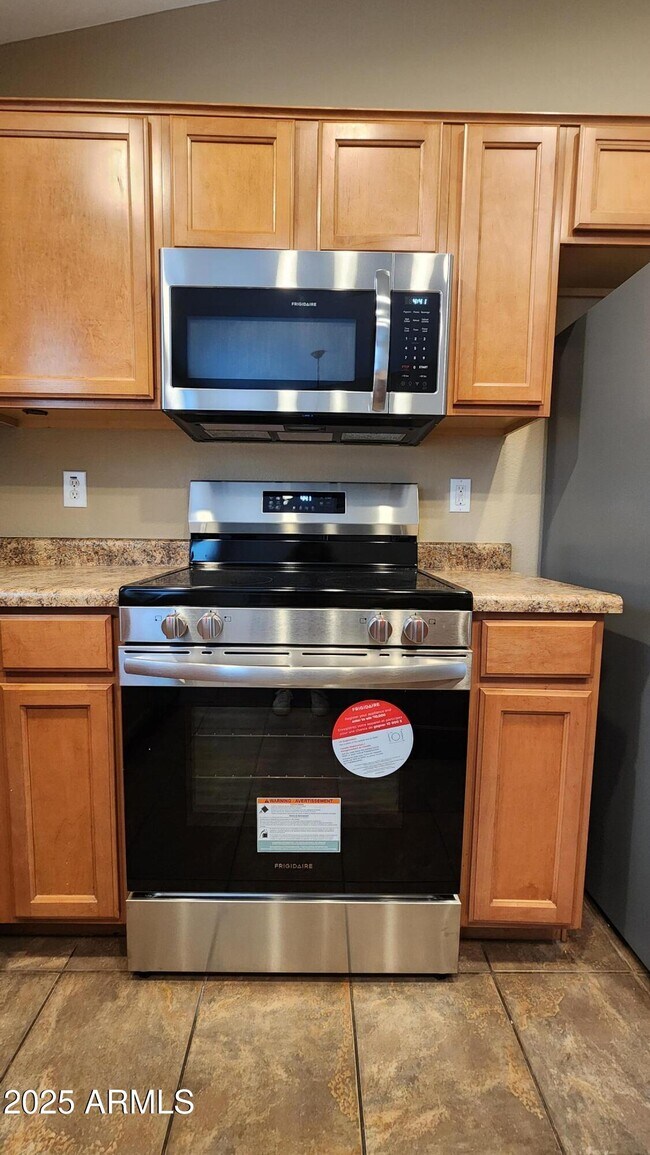 Building Photo - 42539 W Hillman Dr