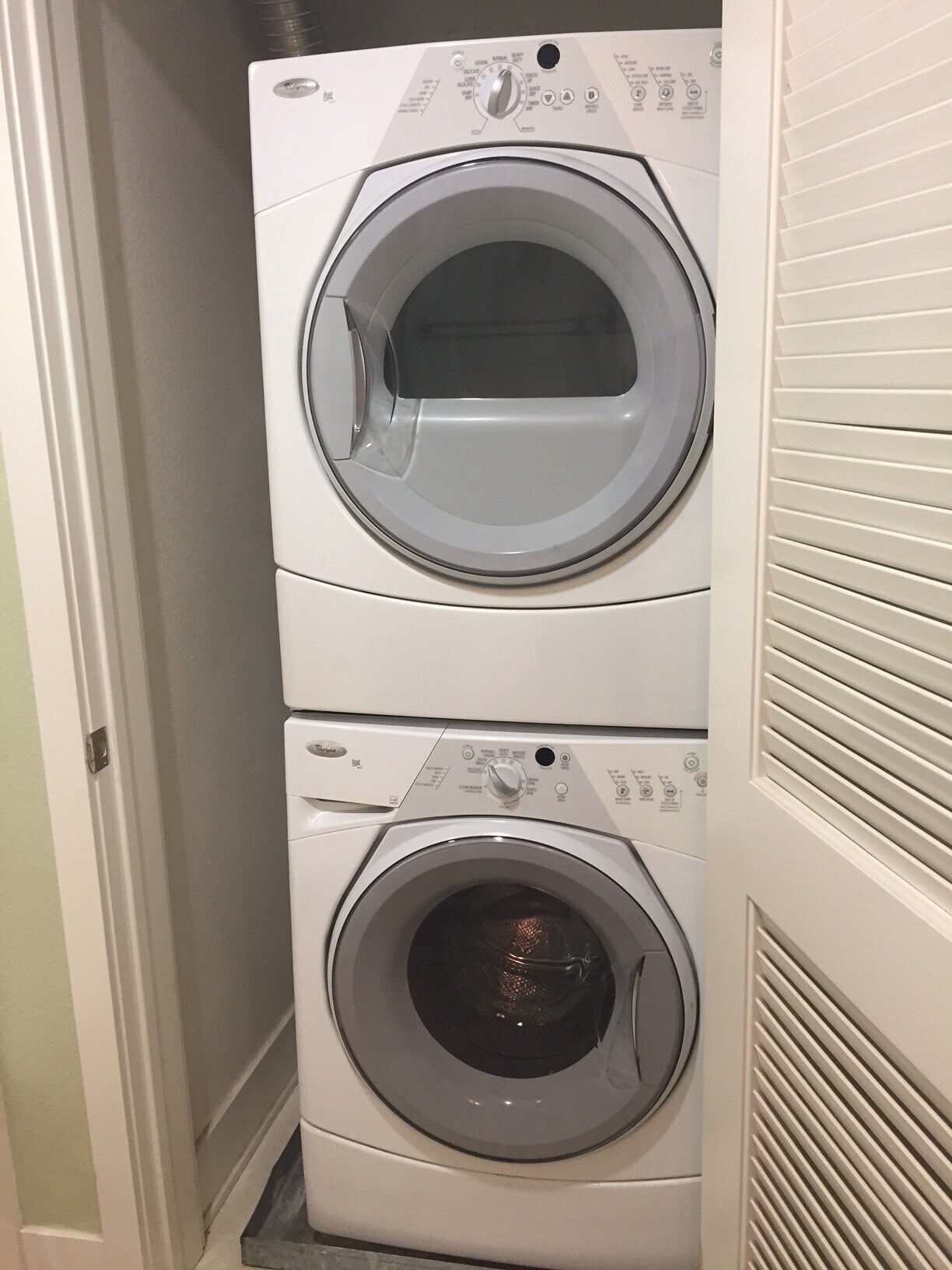 Full size stacked washer/dryer - 2349 Jefferson St