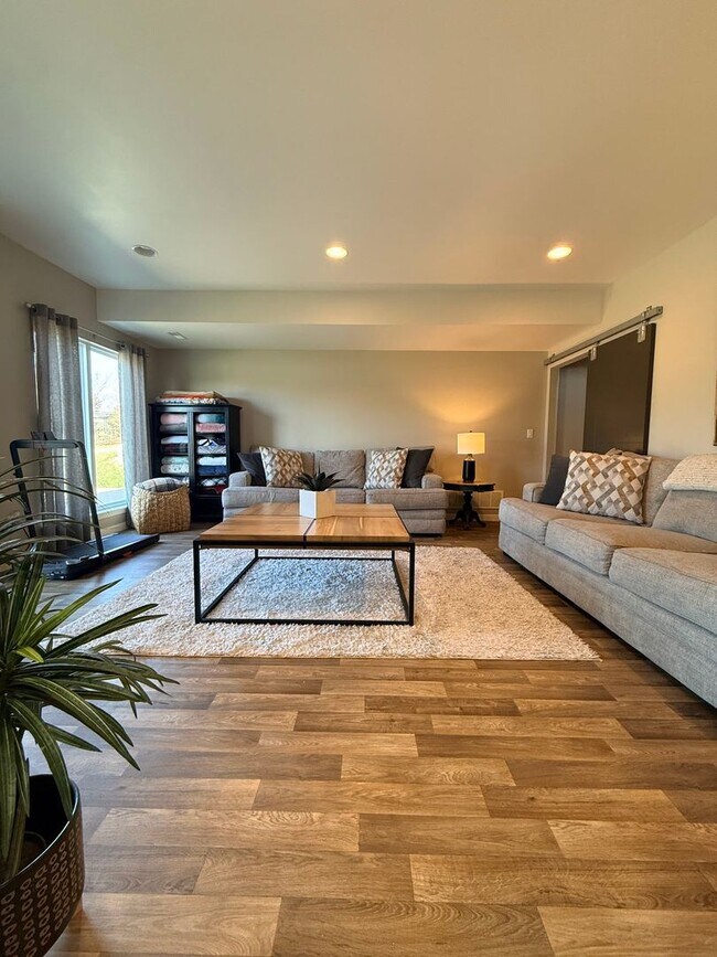 Building Photo - 227 Paradigm Dr