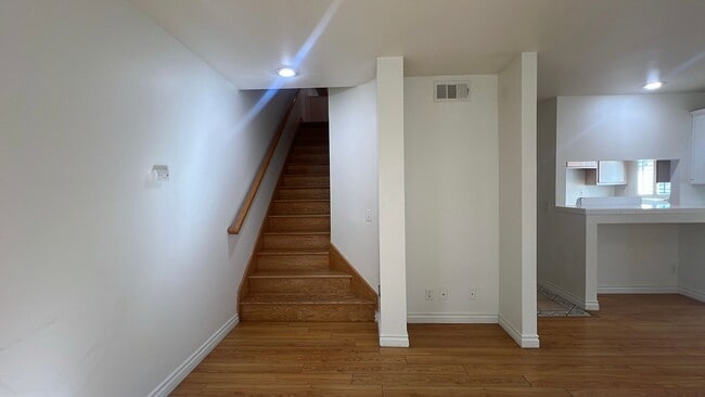 Building Photo - Townhouse in gated community near A.V. Col...