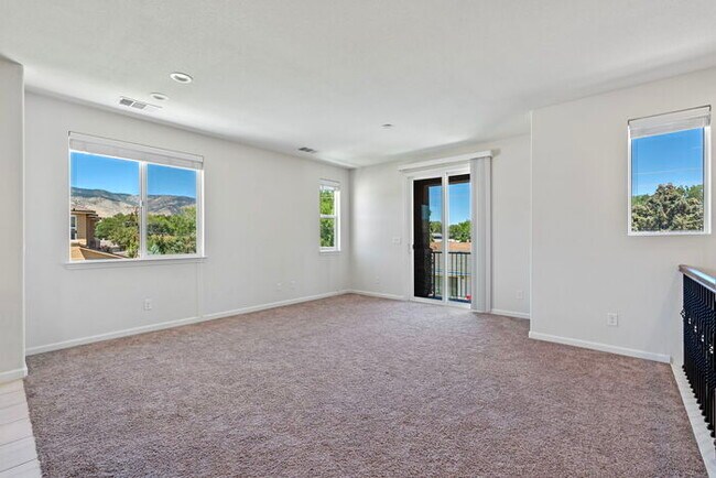 Building Photo - Welcome to this beautiful Carson City townhome available for rent