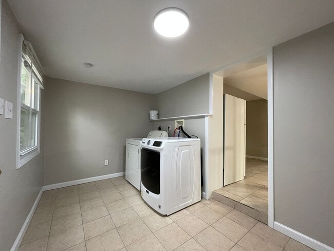 Building Photo - Cape Cod on cul-de-sac backs to park