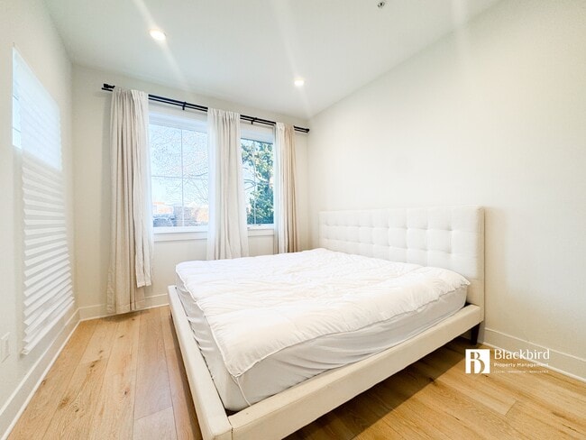 Building Photo - 1011 18th St NE