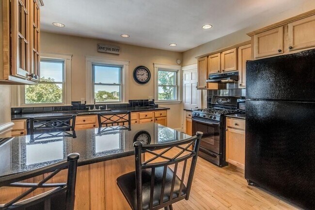 Building Photo - 38 Hood St